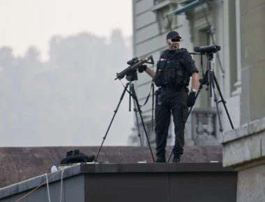 Βίντεο: Ελεύθεροι σκοπευτές προστατεύουν τον Ερντογάν σε προεκλογική ομιλία του